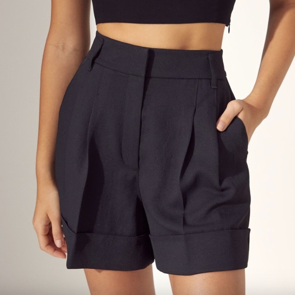 aritzia wilfred cuffed pleated 'labyrinth' shorts - black, size 0 - Picture 1 of 8
